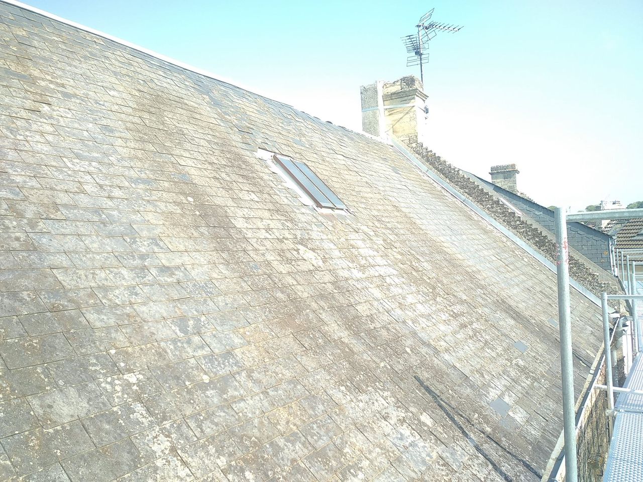 Façade Ouest très dégradée d'une toiture en ardoises d'une maison traditionnelle dans le secteur de Bayeux